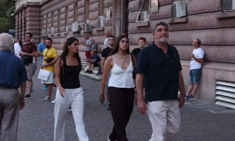 Ambasadori i Spanjës shfaqet pranë protestuesve në ditën e 47 të të revoltës qytetare