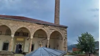 Photo of Era e fuqishme shembi shatërvanin te Xhamia e Sahat Kullës