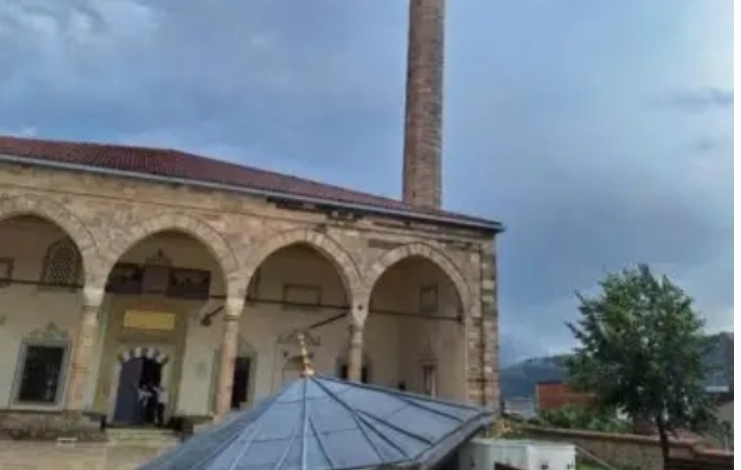 Era e fuqishme shembi shatërvanin te Xhamia e Sahat Kullës