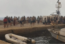 Photo of Flakët përfshijnë Greqinë, mijëra persona evakuohen/ Turistët nxirren me anije nga qyteti bregdetar i Kretës