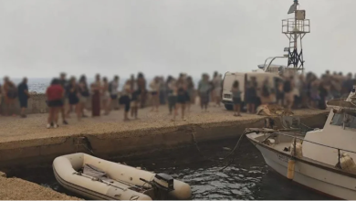 Photo of Flakët përfshijnë Greqinë, mijëra persona evakuohen/ Turistët nxirren me anije nga qyteti bregdetar i Kretës
