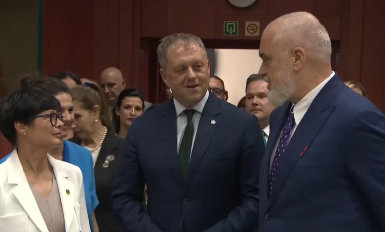Shqipëria mbyll 3 kapitujt e parë të negociatave me BE  Marta Kos  Tani thelloni reformat  Shfuqizoni ligjin e investimeve strategjike  Rama  Gur kilometrik drejt anëtarësimit