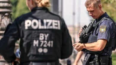 Photo of Drama pengmarje në Berlin: Policia në aksion për lirimin e një gruaje të mbajtur në supermarket