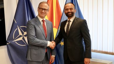 Photo of Mustafa Dauti Me një grant prej 2 milionë eurosh nga Bashkimi Evropian, do të automatizohen plotësisht terminalet kufitare përmes projektit të kufijve inteligjentë. Sistemi i ri do të përshpejtojë qarkullimin e mallrave, do të shkurtojë kohën e pritjes dhe do të ulë kostot për kompanitë, ndërsa importi, eksporti dhe tranziti do të regjistrohen automatikisht brenda pak sekondash. Pas përfundimit të procedurës së tenderimit publik, është nënshkruar kontrata për furnizimin me pajisje, ndërsa zbatimi i projektit pritet të përfundojë deri në mesin e vitit të ardhshëm. Projekti përfshin instalimin e rampave digjitale, peshoreve moderne, video-analitikës dhe sistemeve për njohjen e targave, duke rritur efikasitetin e kontrolleve, përputhshmërinë me standardet evropiane dhe duke forcuar luftën kundër krimit dhe korrupsionit.