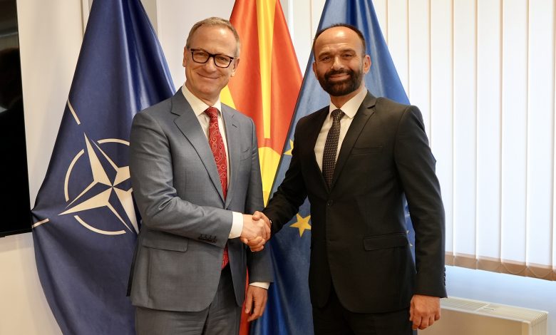 Mustafa Dauti Me një grant prej 2 milionë eurosh nga Bashkimi Evropian  do të automatizohen plotësisht terminalet kufitare përmes projektit të kufijve inteligjentë  Sistemi i ri do të përshpejtojë qarkullimin e mallrave  do të shkurtojë kohën e   