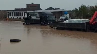 Photo of Kamionët bllokohen në ujë pas vërshimeve në rrugën Ferizaj-Shkup