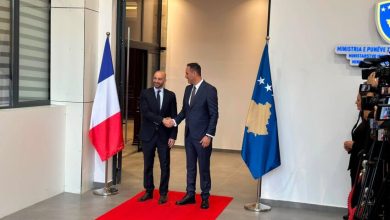 Photo of Ministri francez për Evropën arrin në Prishtinë, pritet nga Konjufca