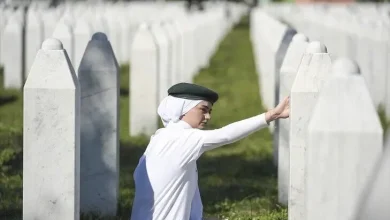 Photo of Duart mbi gurët e bardhë: Familjet kujtojnë viktimat e Srebrenicës në Potoçari përpara varrimit kolektiv