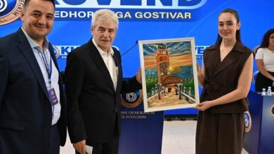 Photo of Surprizë e veçantë për Ali Ahmetin në Kuvendin e BDI-së në Gostivar – talentja Amina Selimi i dhuron një pikturë me simbolikën e qytetit