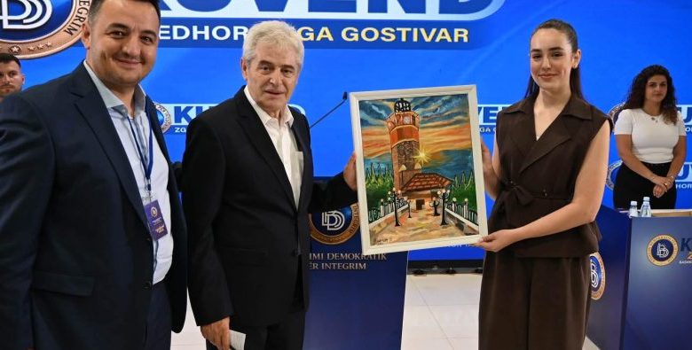 Surprizë e veçantë për Ali Ahmetin në Kuvendin e BDI së në Gostivar   talentja Amina Selimi i dhuron një pikturë me simbolikën e qytetit