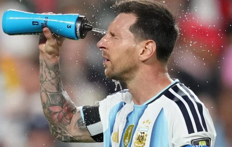  Messi  i përkëdheluri i FIFA s   Argjentina kthehet nga ekipi i dashur në  armik  të internetit