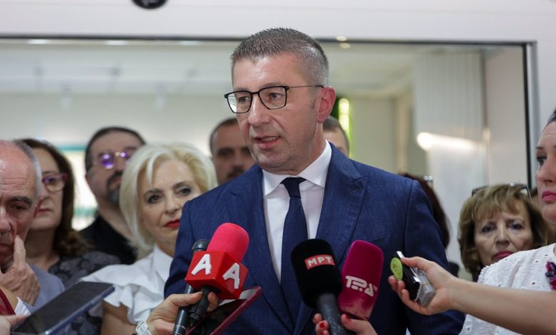 Nuk ka paralajmërim për takim Mickoski Radev  Mickoski  Jam i gatshëm të takohem në çdo kohë  por jo çfarëdo takimi