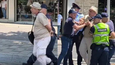 Photo of Protagonist në tensionet me policinë gjatë protestës para Kuvendit, shoqërohet aktivisti Altin Goxhaj