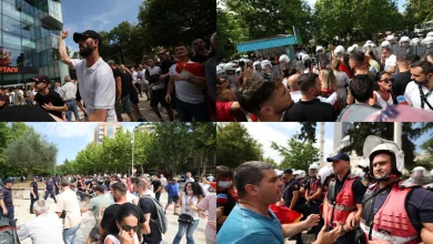 Photo of Protestuesit përplasen me policinë te Parlamenti, 3 efektivë të plagosur, disa të shoqëruar. Çahet gardhi metalik para Kuvendit. Deputetët goditen me vezë, hidhet spray lotsjellës