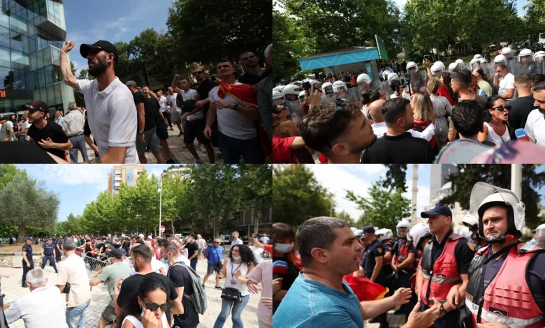 Protestuesit përplasen me policinë te Parlamenti  3 efektivë të plagosur  disa të shoqëruar  Çahet gardhi metalik para Kuvendit  Deputetët goditen me vezë  hidhet spray lotsjellës