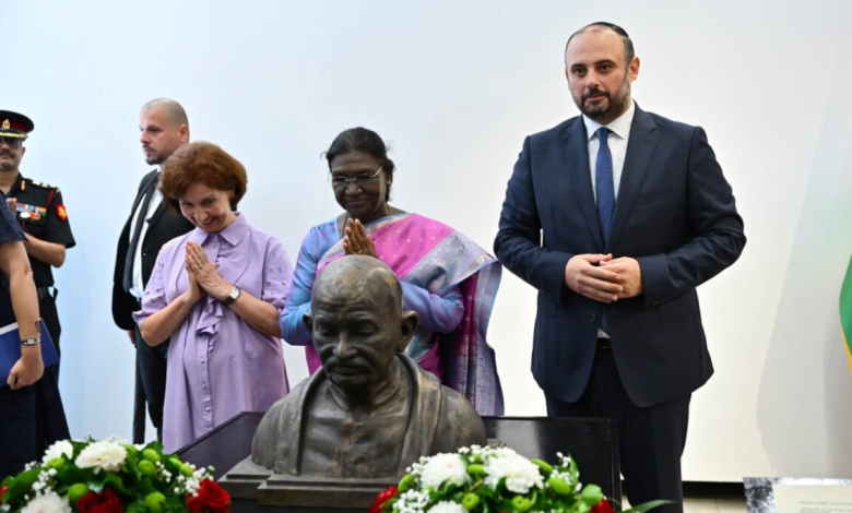 Vendoset busti i Mahatma Gandit në Shkup  Simbol i paqes dhe miqësisë mes Maqedonisë dhe Indisë