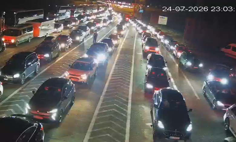 Po kthehen mërgimtarët  kolona kilometrike në pikën kufitare në Tabanovc