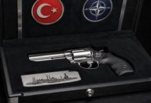 Photo of Pse Erdogan u dhuroi nga një pistoletë liderëve të NATO-s?