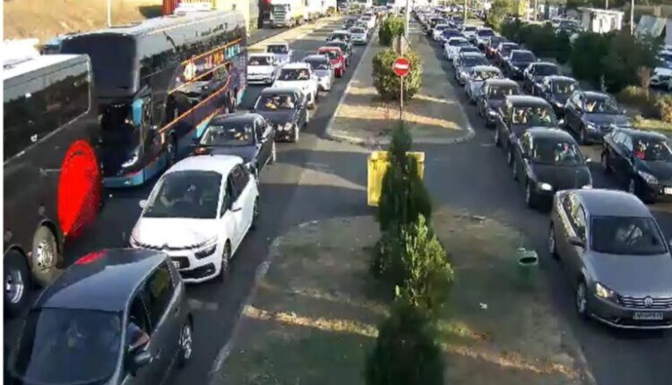 Diaspora po kthehet  Për vetëm 24 orë  gati 10 000 kanë hyrë në vend përmes Tabanocit