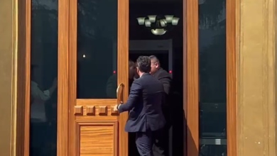 Photo of Dalin pamjet, momenti kur Shehaj nxirret nga ambientet e Kuvendit nga Garda (VIDEO)