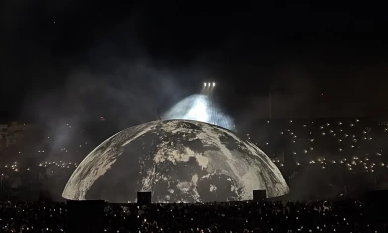 Kanye West performon këngët e tij  zbulohet skena madhështore  pamje brenda koncertit të këngëtarit