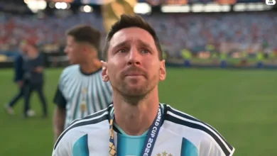 Photo of Messi shpërthen në lot pas disfatës në finale, kapiteni argjentinas përshëndetet me tifozët