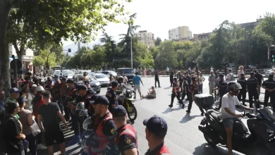 Photo of Tensionet gjatë tubimit para Kuvendit, Policia shoqëron 12 protestues