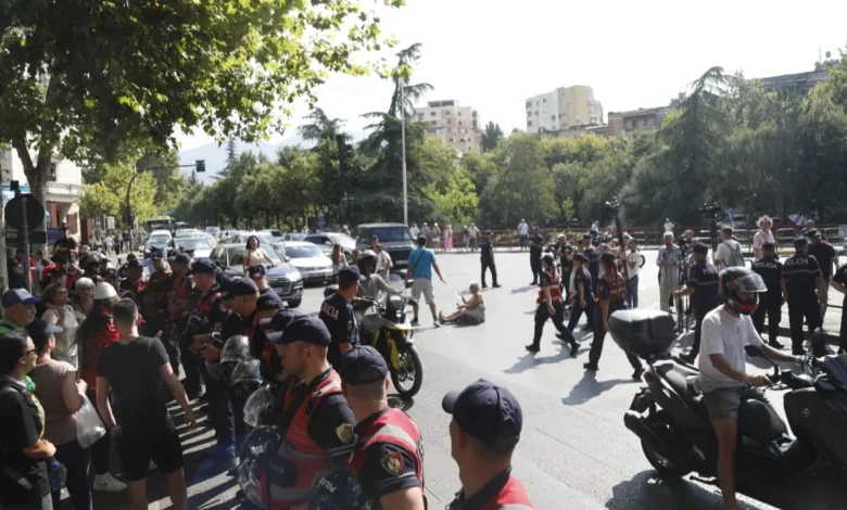 Tensionet gjatë tubimit para Kuvendit  Policia shoqëron 12 protestues