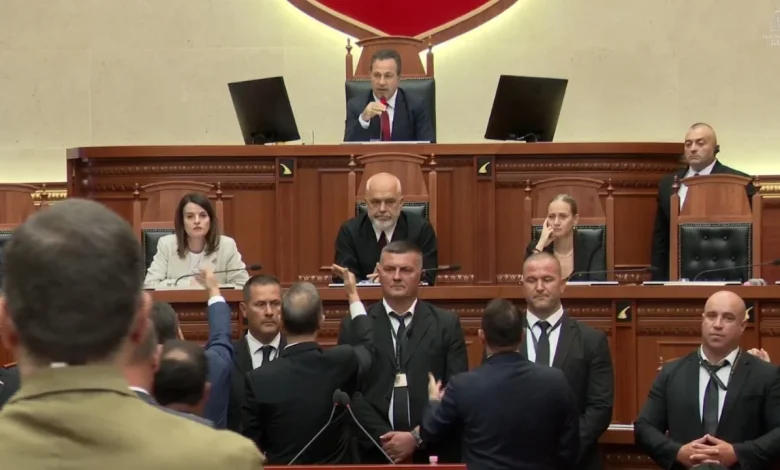 Bllokimi i foltores dhe tensionet në Kuvend  Pas propozimit nga PS  kalohet në votim dhe mbyllen diskutimet