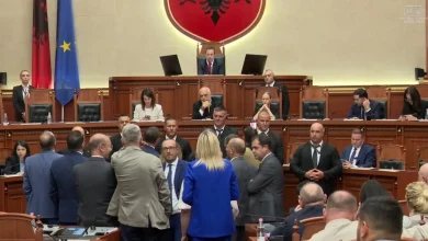 Photo of Tensione në Kuvend/ Kryeministri Rama i pranishëm në sallë, deputetët e PD-së bllokojnë sërish foltoren
