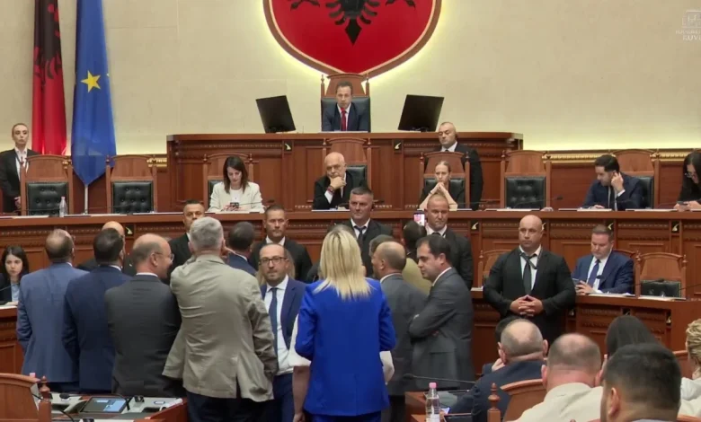 Tensione në Kuvend  Kryeministri Rama i pranishëm në sallë  deputetët e PD së bllokojnë sërish foltoren