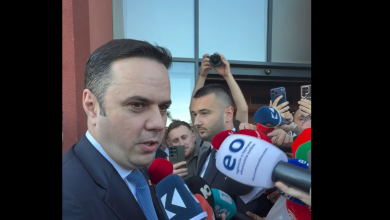 Photo of Abdixhiku arrin në Kuvendin e partisë, flet shkurt para mediave