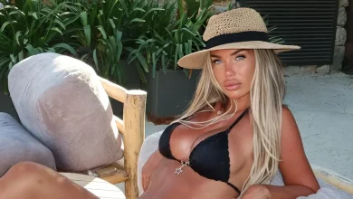 Photo of Bikinit e vogla mezi ia mbulojnë format, Adelina nuk lë vend për imagjinatë