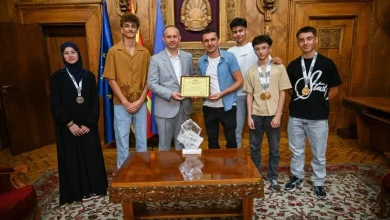 Photo of Afrim Gashi priti nxënësit e Digital School Macedonia që fituan 21 medalje në Olimpiadën Ndërkombëtare STEM