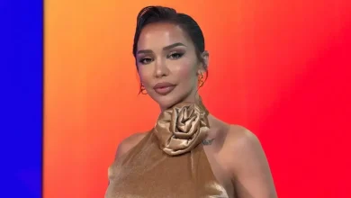 Photo of Ana ndez plazhin me bikinin e gjelbër në perëndim
