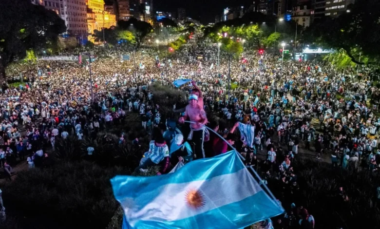 Buenos Aires në festë  Qindra mijëra tifozë pushtojnë rrugët pas finales së Argjentinës  Kush nuk kërcen është anglez