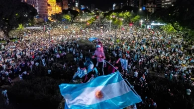 Photo of Buenos Aires në festë/ Qindra mijëra tifozë pushtojnë rrugët pas finales së Argjentinës: Kush nuk kërcen është anglez (Video)