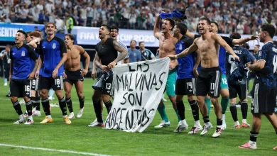 Photo of Festa e Argjentinës merr ngjyrim politik/ Lojtarët shfaqin mesazhin për Ishujt Falkland, pritet dënim i rëndë nga ana e FIFA-s