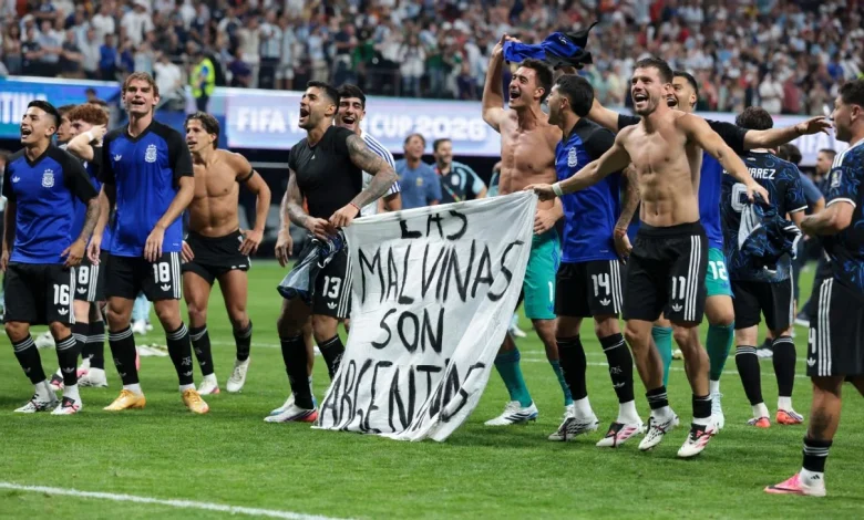 Festa e Argjentinës merr ngjyrim politik  Lojtarët shfaqin mesazhin për Ishujt Falkland  pritet dënim i rëndë nga ana e FIFA s