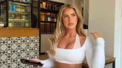Photo of Ariella shtrihet buzë detit, veshja me gurë zbulon linjat e saj