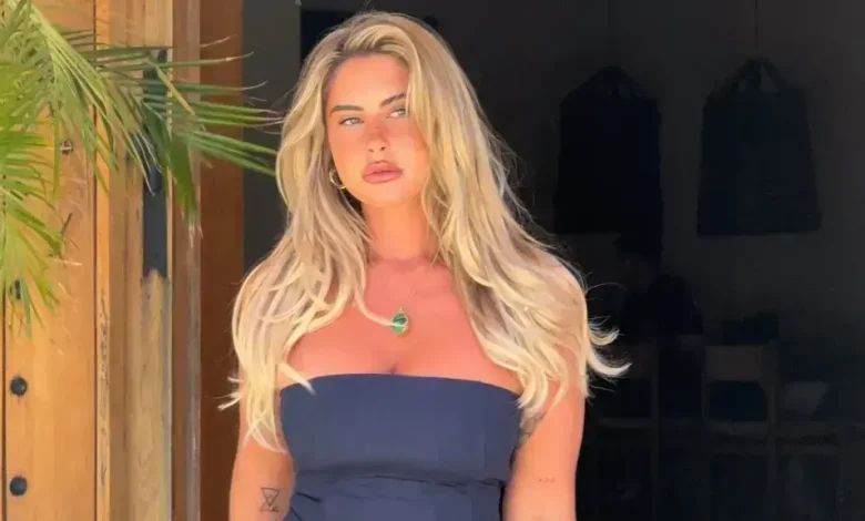 Me barkun jashtë dhe reçipeta minimale  Ariella sjell verën më seksi
