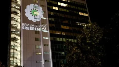 Photo of Në nder të viktimave të Srebrenicës, Qeveria e Kosovës ndriçon ndërtesën me mesazh përkujtimor