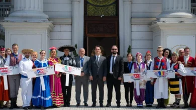 Photo of Bekim Sali priti pjesëmarrësit e Festivalit Ndërkombëtar Folklorik “FOLK FEST SKOPJE 2026”