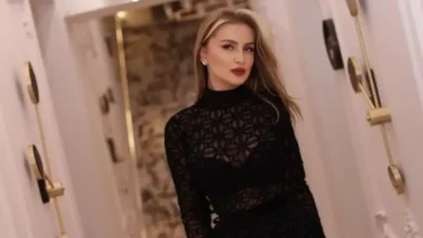 Photo of Bikinit e bardha dhe plazhi: Beniada sfidon të ftohtin me stil