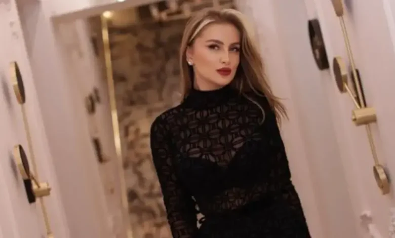 Bikinit e bardha dhe plazhi  Beniada sfidon të ftohtin me stil