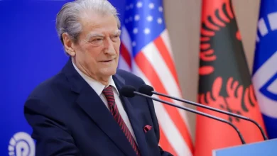 Photo of “Deputetët e VLEN u ndaluan në Qafë Thanë”, Berisha: U trajtuan si terroristë dhe armiq të Shqipërisë