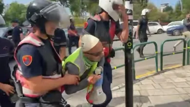 Photo of Përplasje mes tubuesve dhe policisë gjatë protestës, shoqërohet organizatori Arben Kola