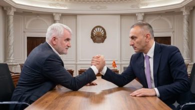 Photo of Urim Saliu: “Sot kur shqiptarët janë të pafuqishëm, kërkojnë rikthimin e Thaçit dhe Grubit. Vetëm ata i binin tavolinës!”
