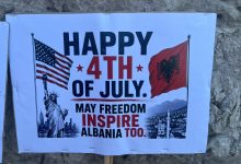 Photo of Me flamuj amerikanë dhe pankarta! Protestuesit i urojnë SHBA-së Pavarësinë: Liria juaj na frymëzoftë!
