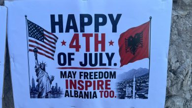 Photo of Me flamuj amerikanë dhe pankarta! Protestuesit i urojnë SHBA-së Pavarësinë: Liria juaj na frymëzoftë!